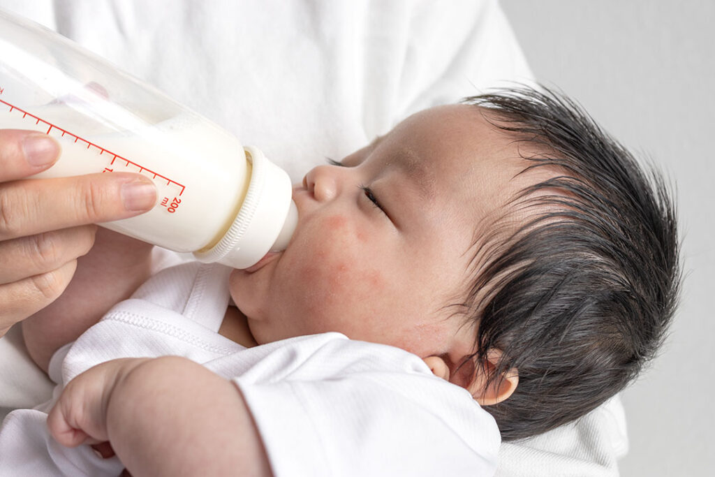 ほ乳瓶でミルクを飲む赤ちゃん