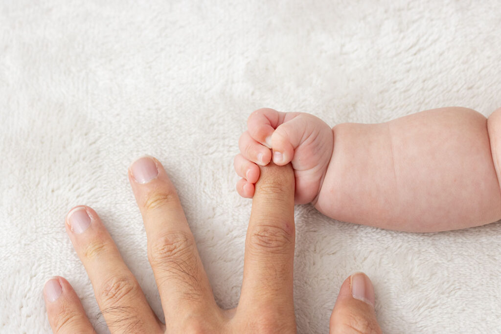 親の指を握る赤ちゃんの小さな手