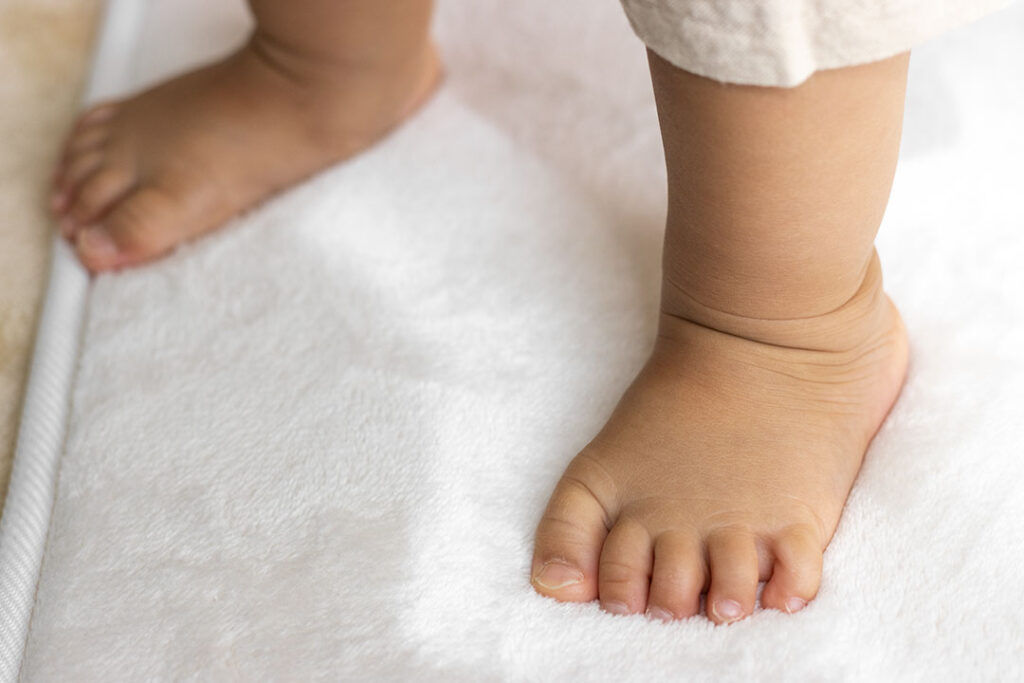 カーペットと赤ちゃんの足