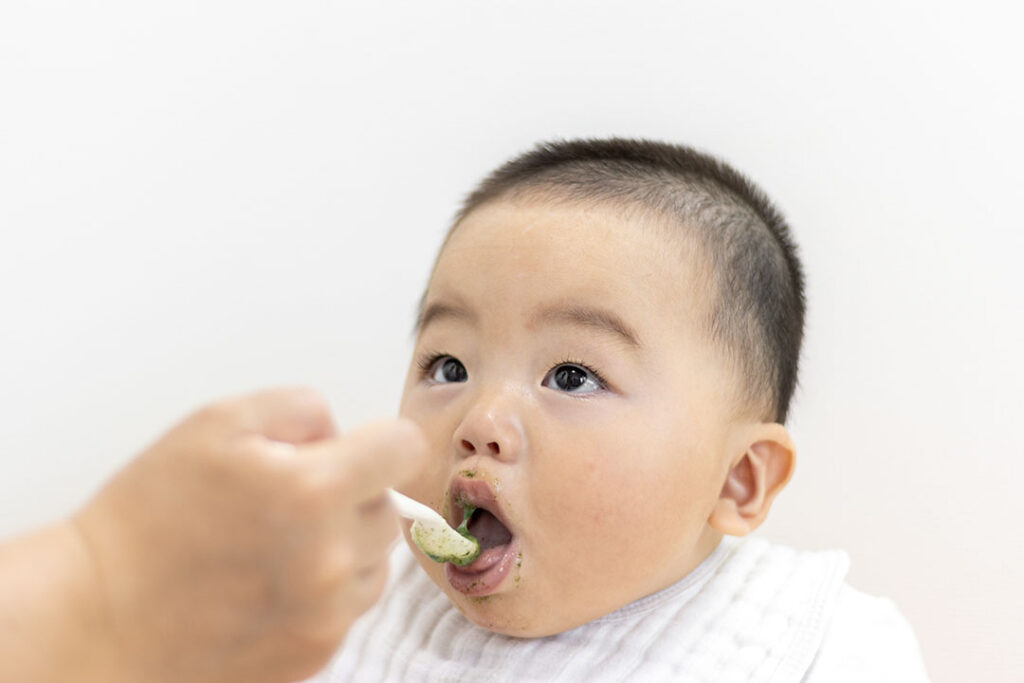 離乳食を食べる男の赤ちゃん
