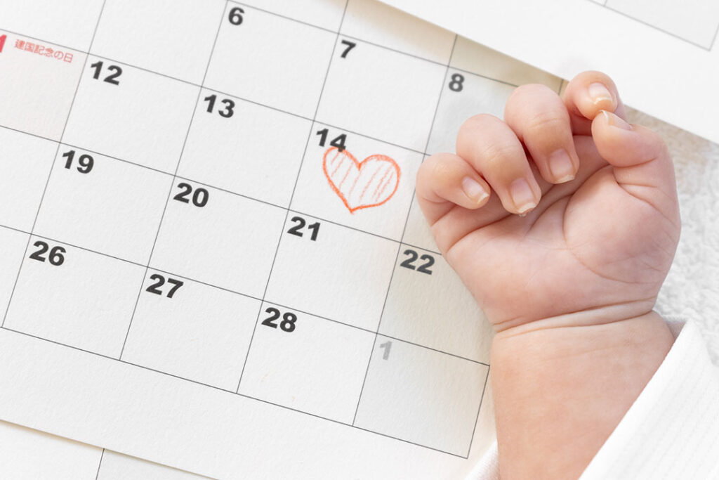 カレンダーと赤ちゃんの手